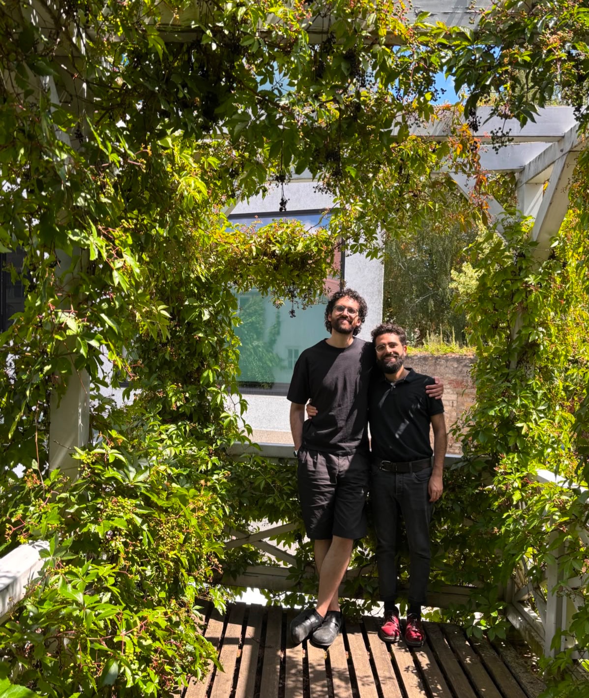 Leonel y Diego en la terraza de la casa de Nietzsche